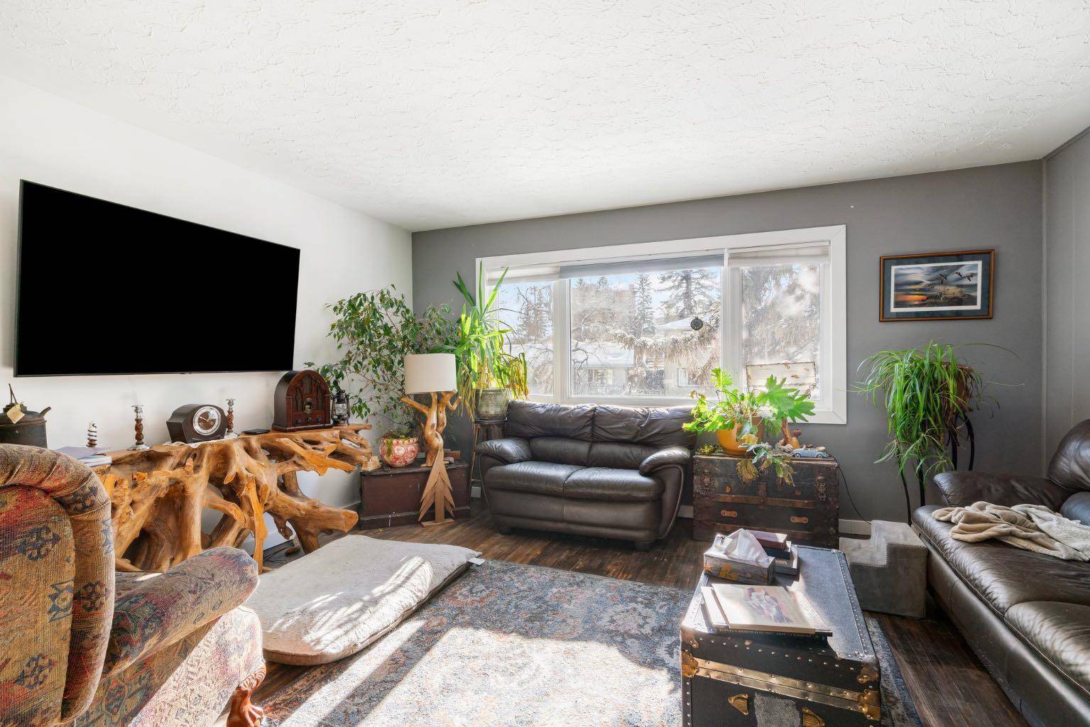Calgary, AB T2S 1A9,206 43 AVE SW
