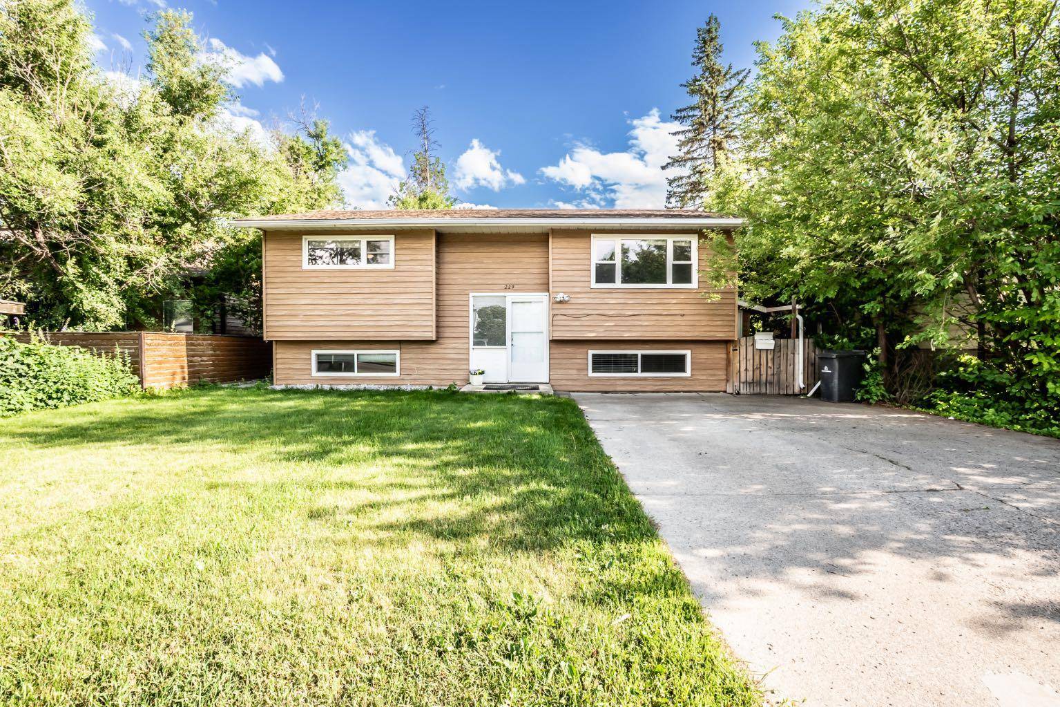 229 3 AVE Southeast, High River, AB T1V 1H4