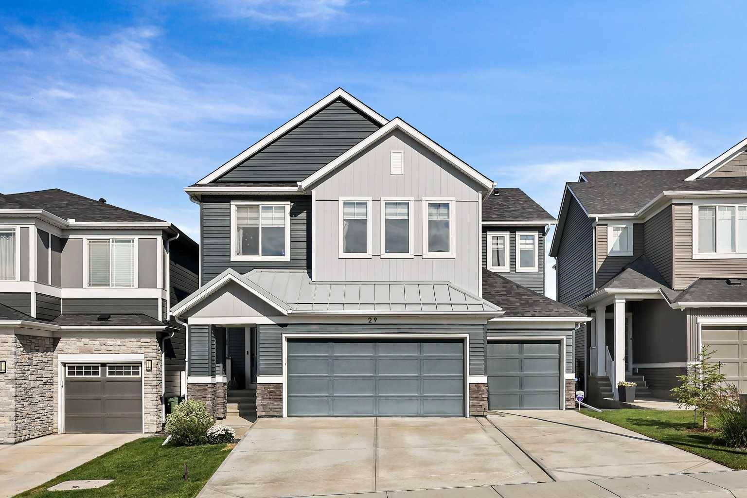 29 Lucas CV NW, Calgary, AB T3P 1M4