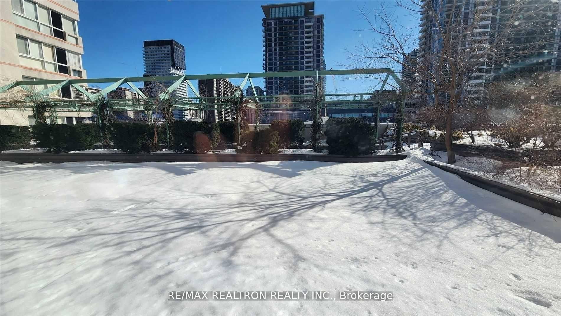 Toronto C10, ON M4P 3C5,7 Broadway AVE #211