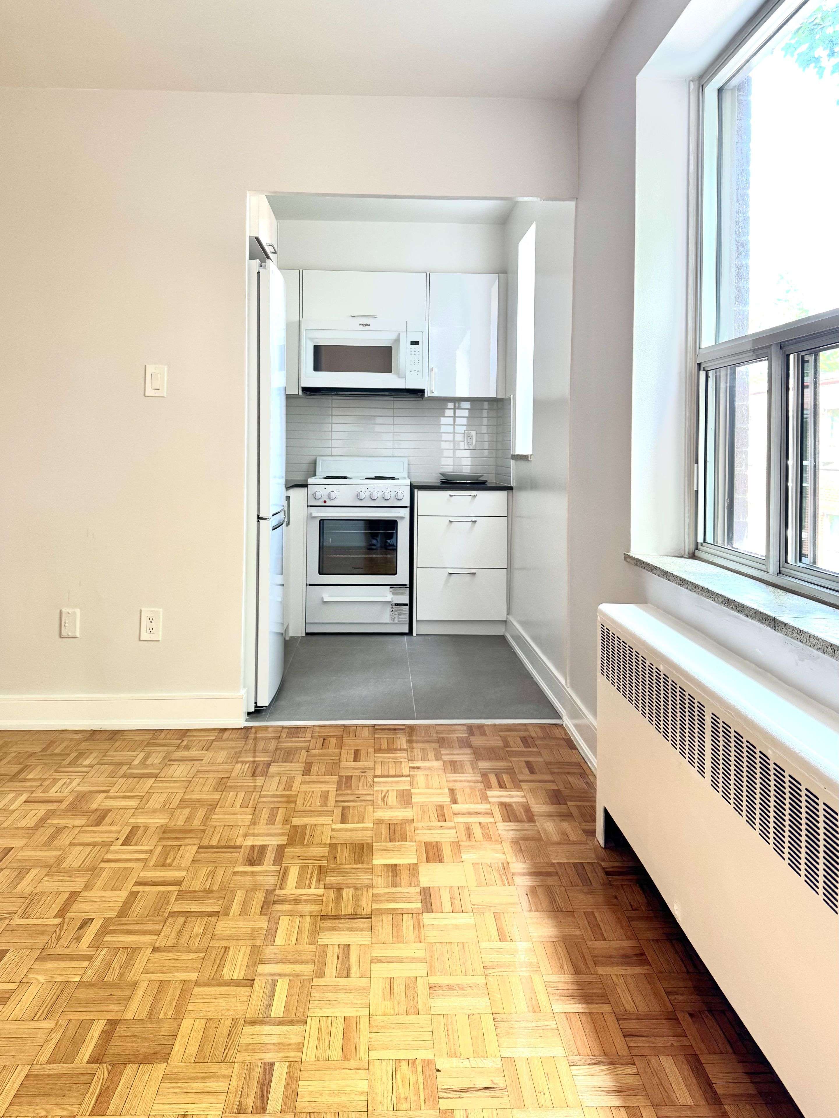 Toronto C11, ON M4G 2Z9,1291 Bayview AVE #309