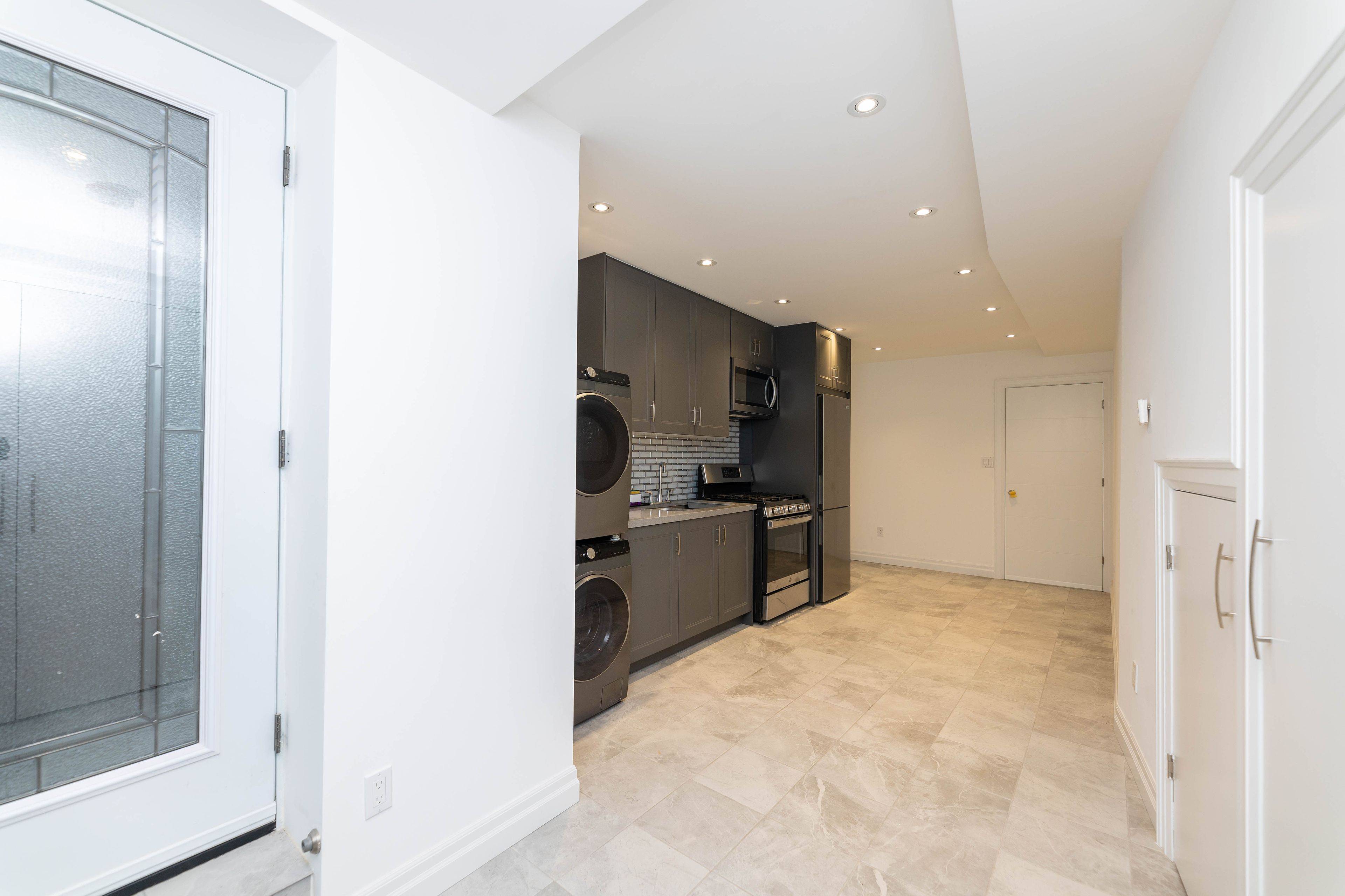 Toronto C01, ON M6G 3P9,244 Roxton RD