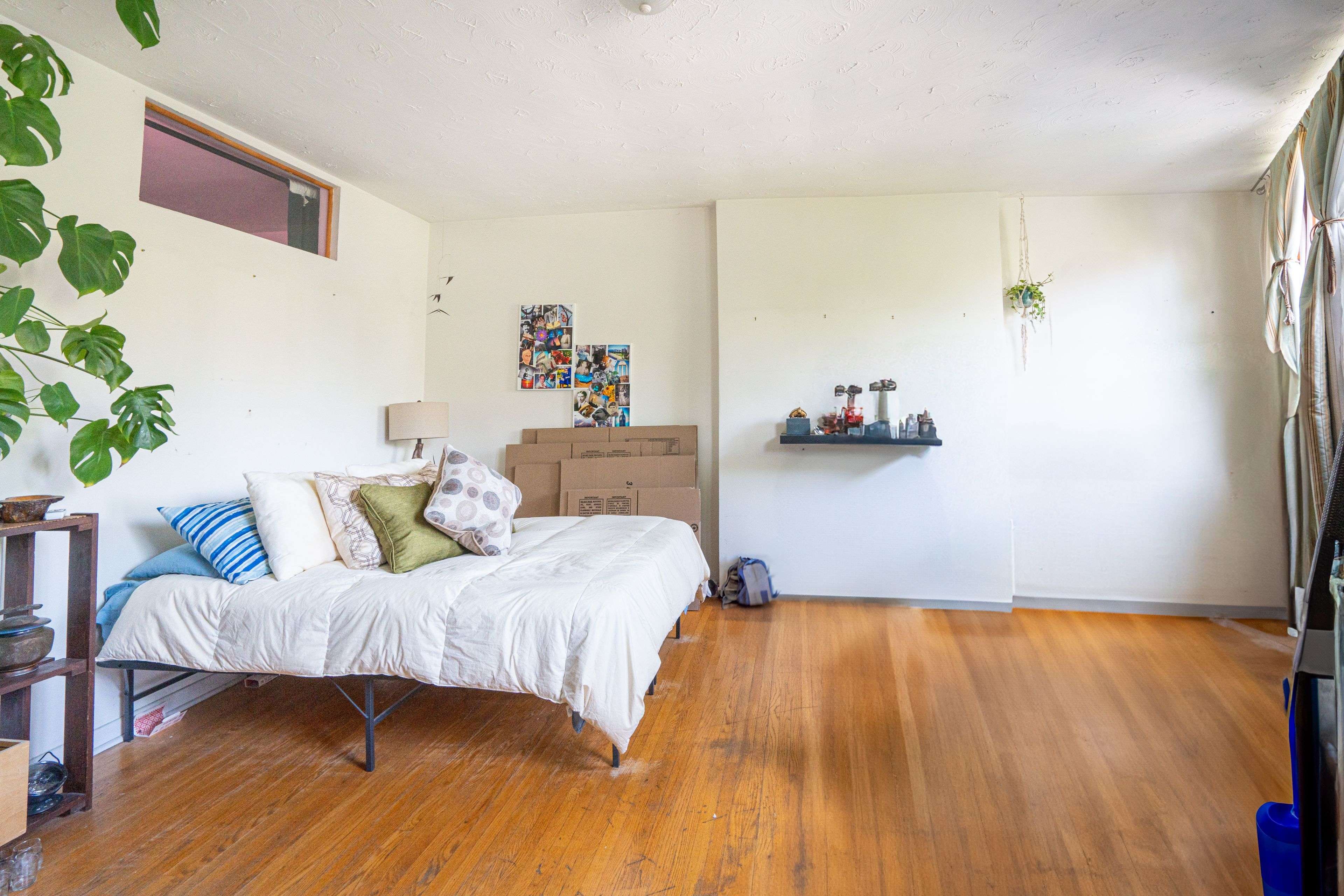 Toronto C01, ON M6G 1B9,673 College ST #2nd Flr Front