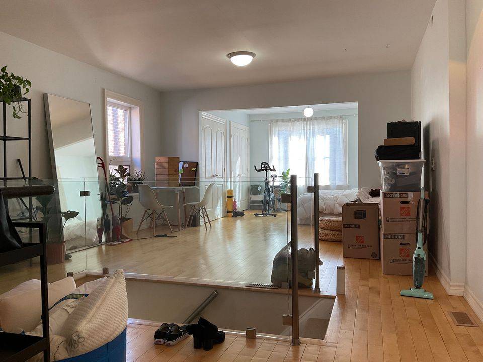 Toronto E03, ON M4C 4E2,1188 Woodbine AVE #B