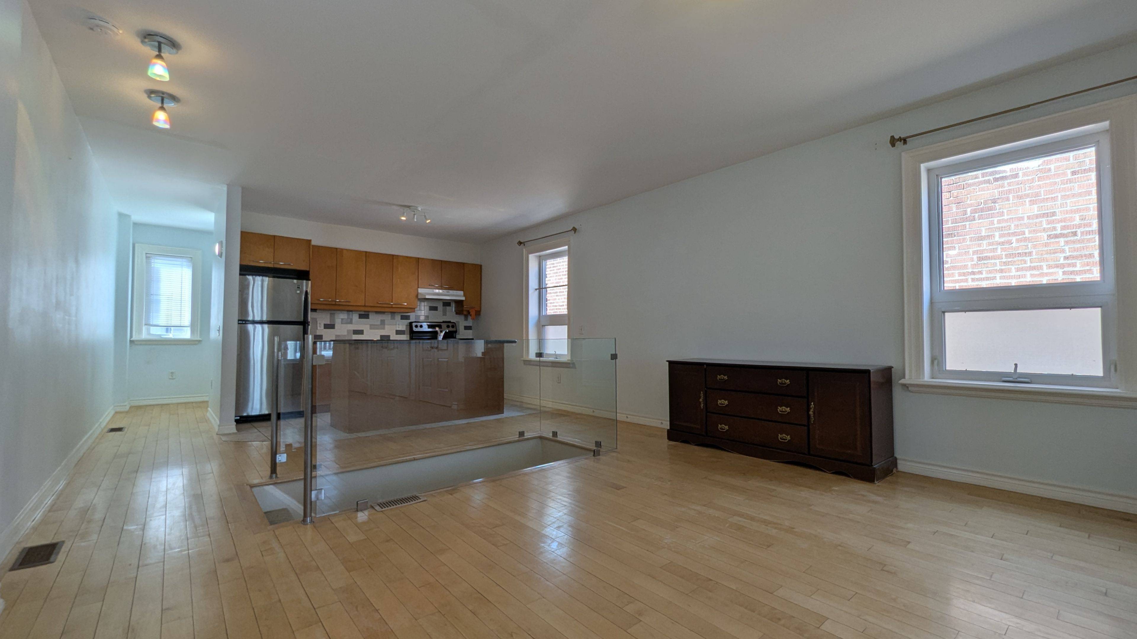 Toronto E03, ON M4C 4E2,1188 Woodbine AVE #B