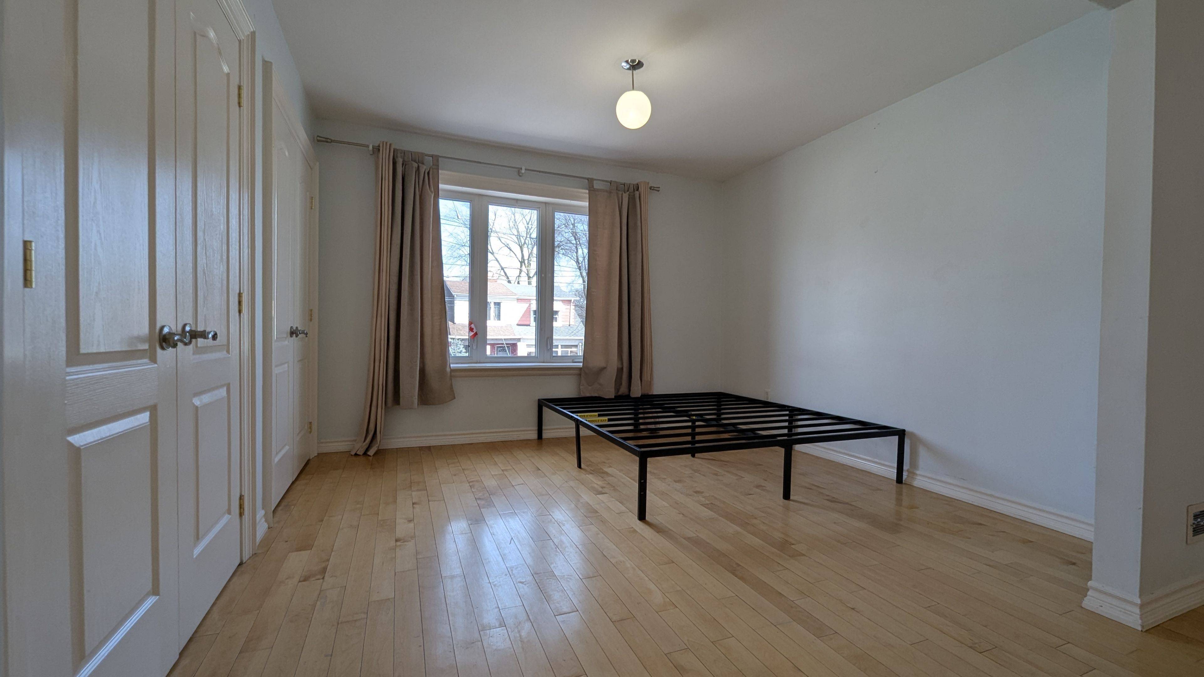 Toronto E03, ON M4C 4E2,1188 Woodbine AVE #B