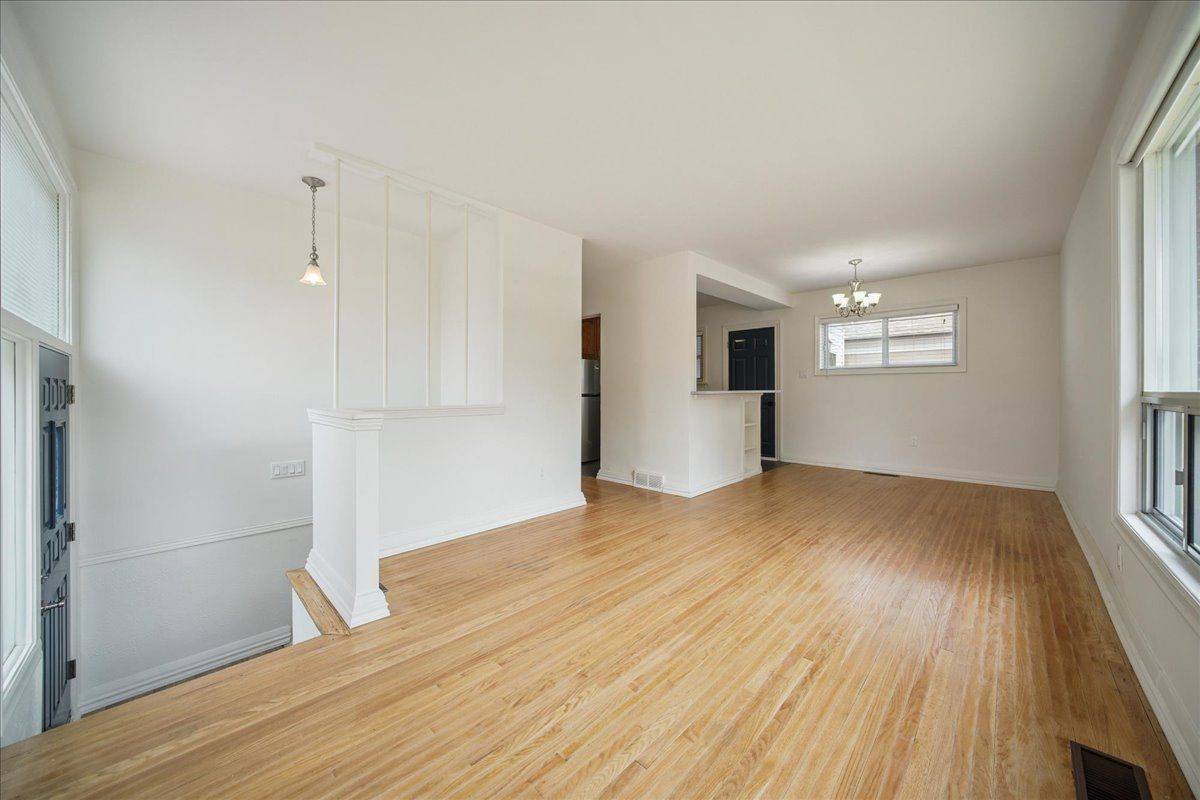 Toronto E04, ON M1P 1Y4,10 Mendip CRES