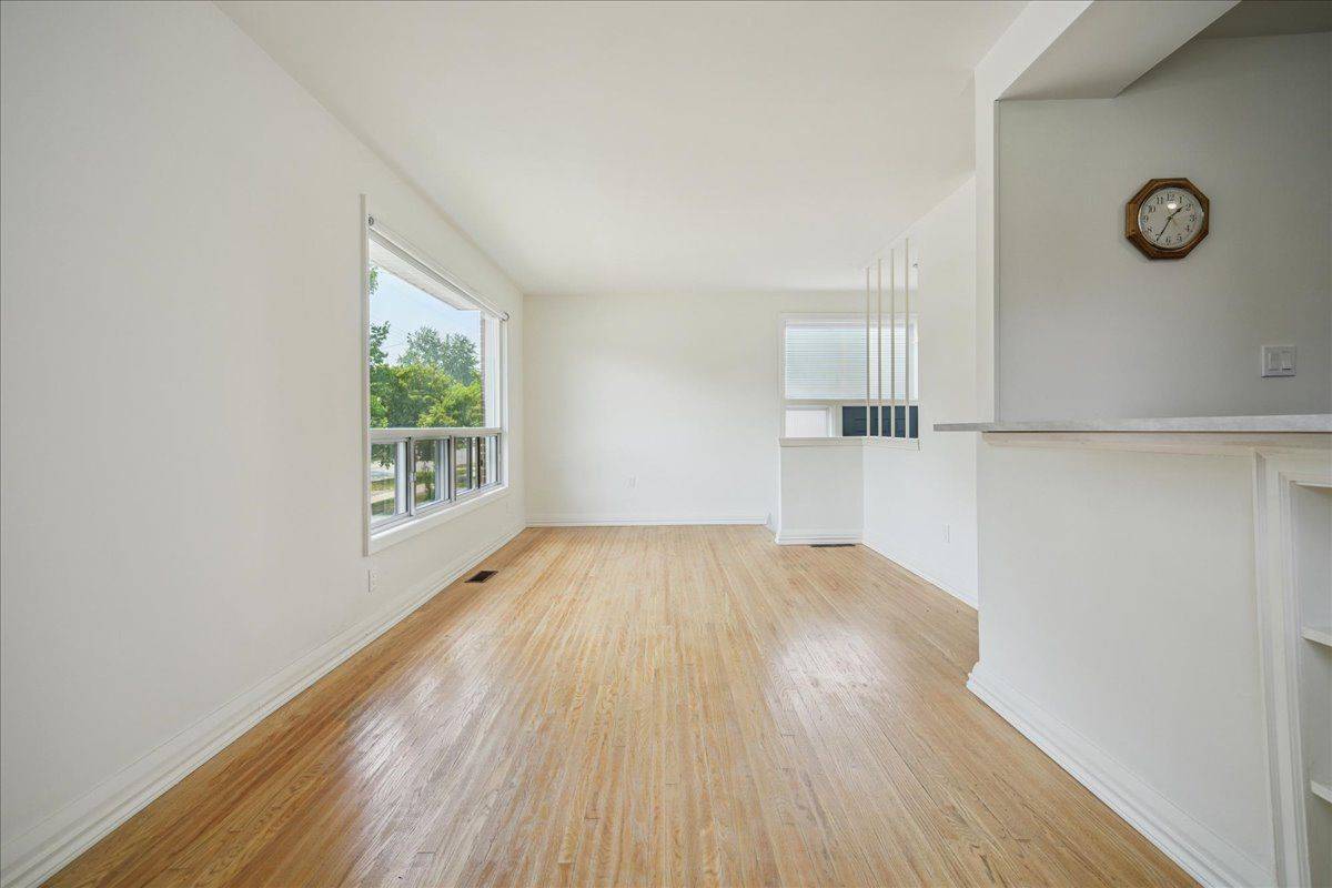 Toronto E04, ON M1P 1Y4,10 Mendip CRES