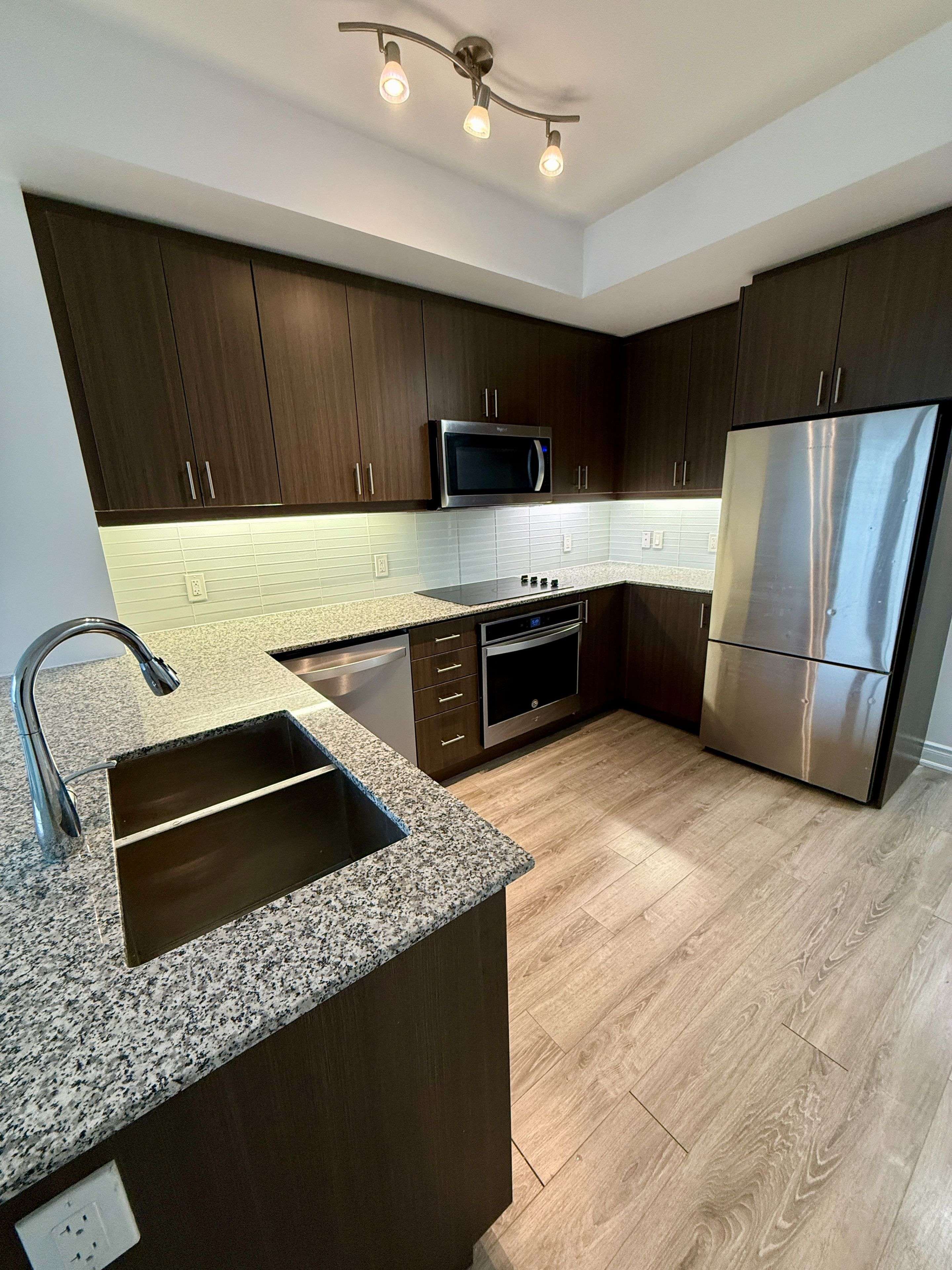 Richmond Hill, ON L4C 0X5,9618 Yonge ST #203