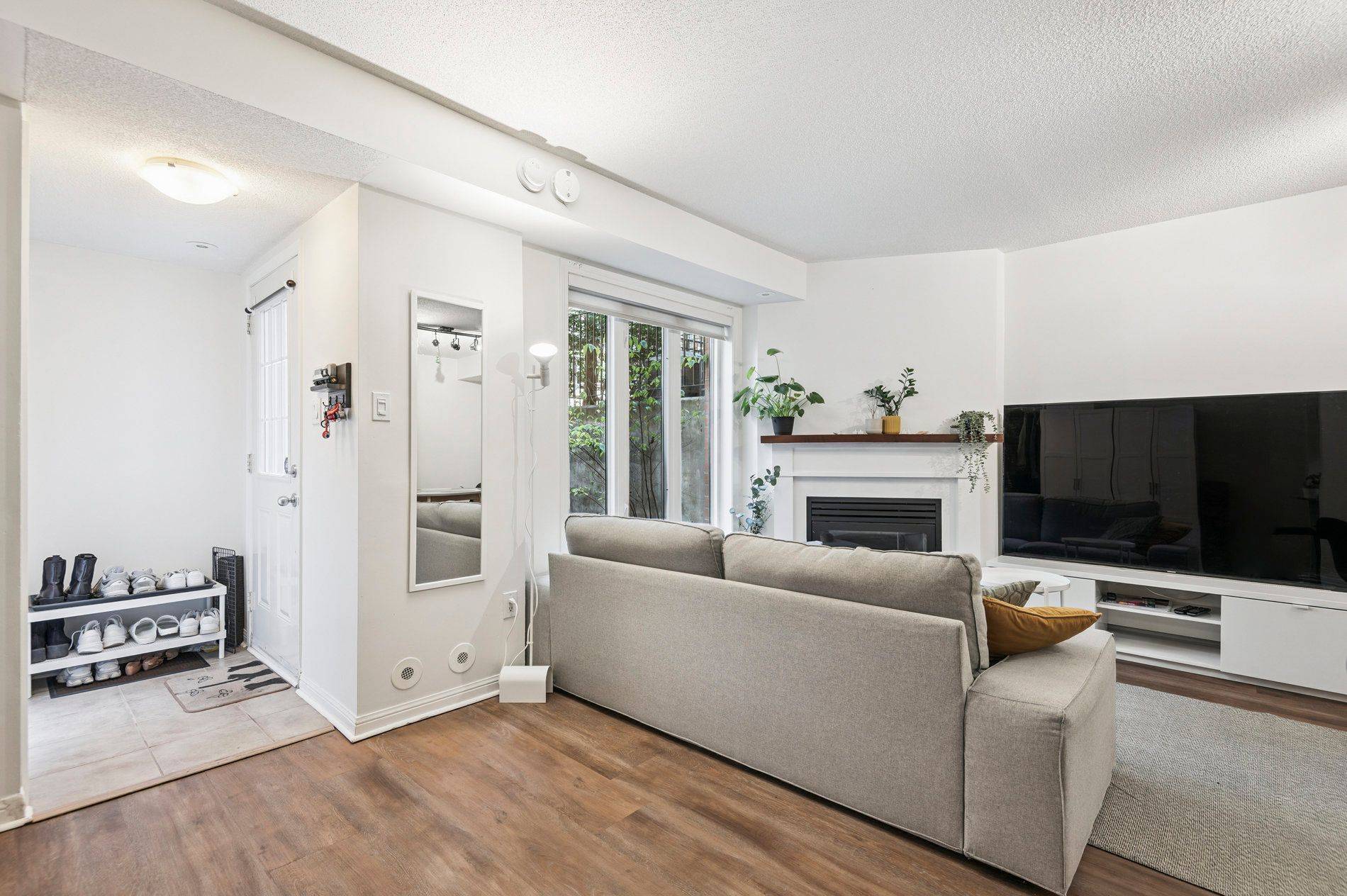 Toronto W01, ON M6K 1X2,26 Laidlaw ST #1526
