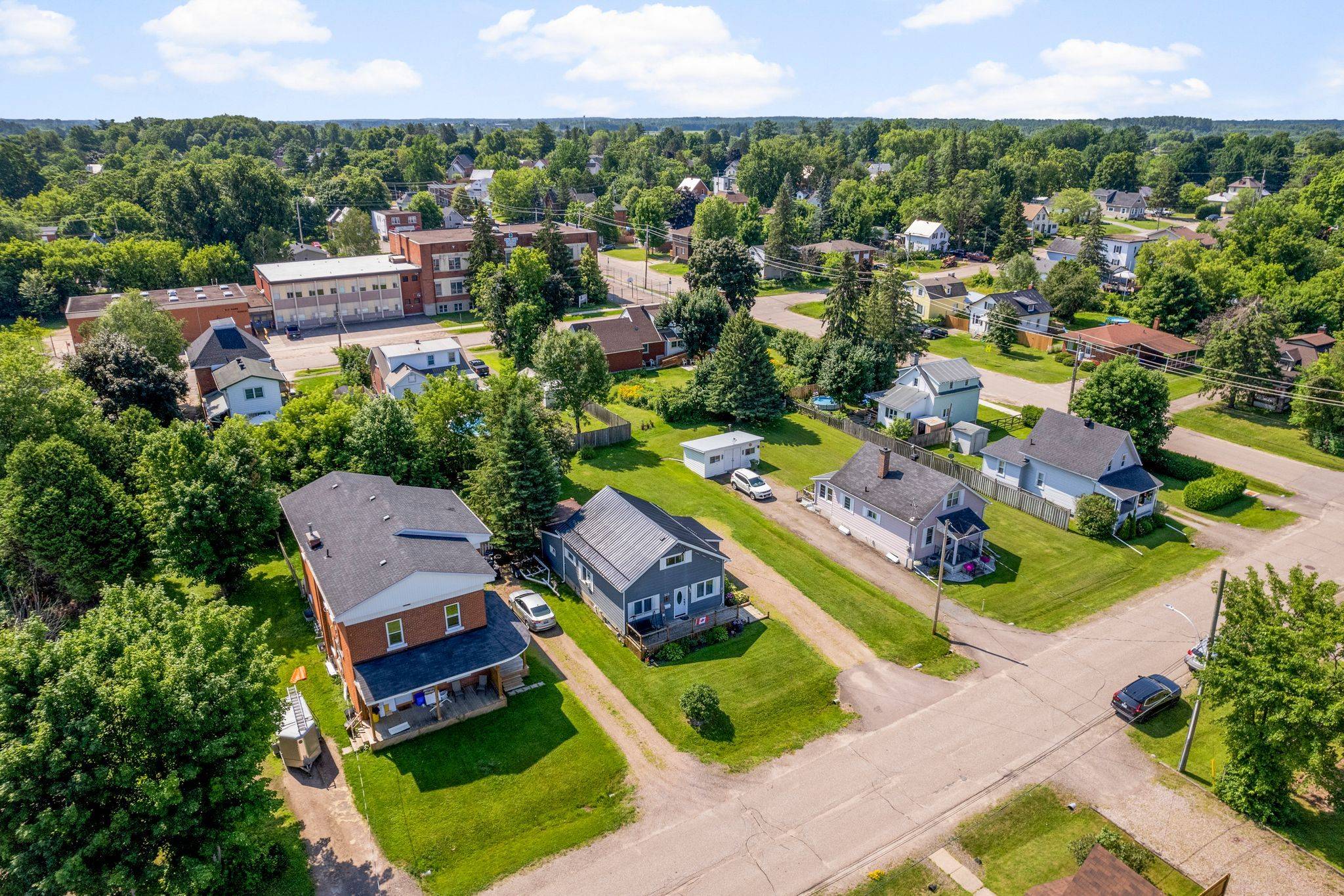 Pembroke, ON K8A 5E8,305 Second AVE