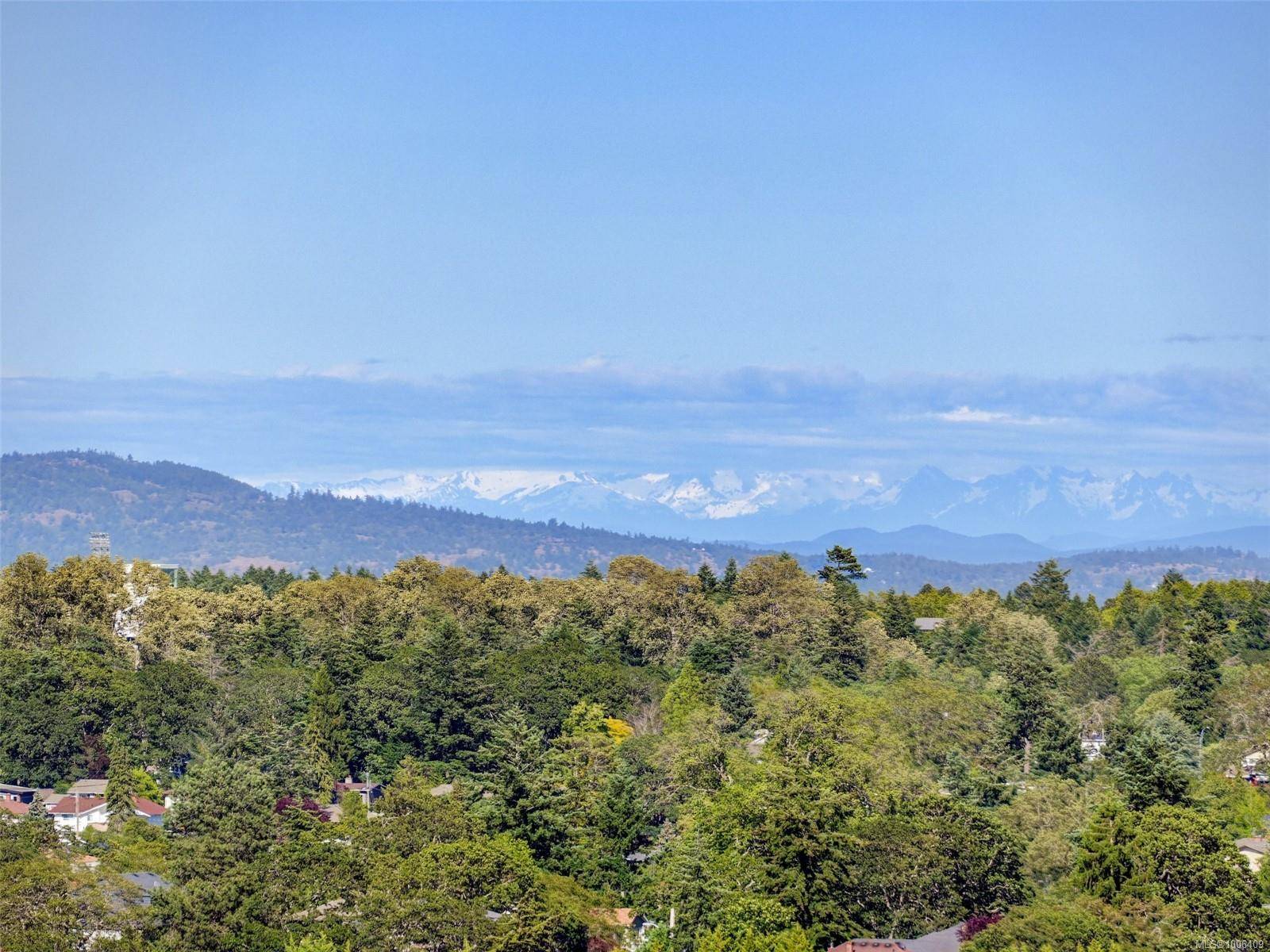 1472 Banff Pl, Saanich, BC V8P 2E8