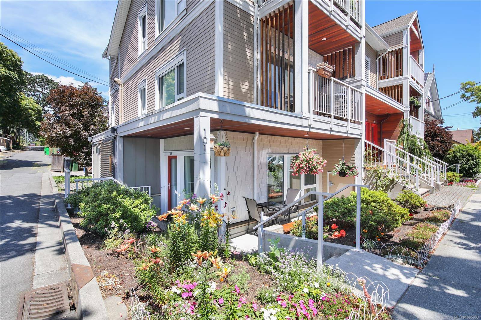 Victoria, BC V8T 1M5,860 Queens Ave #101