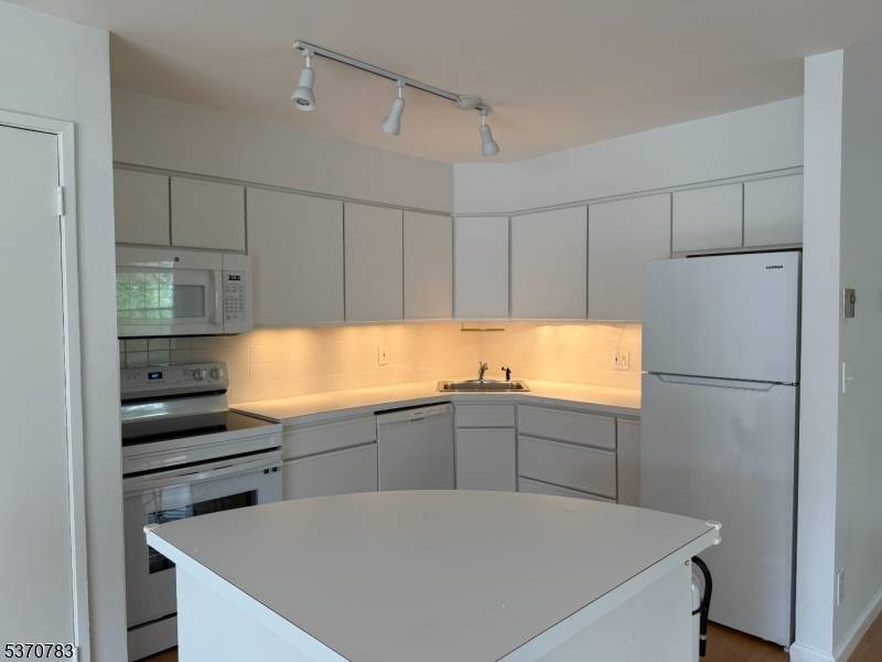 Montclair Twp., NJ 07042,301 Claremont Ave Un 2 #2