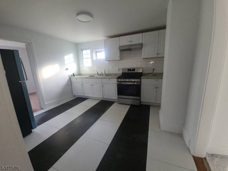 Linden City, NJ 07036,31 W 18Th St