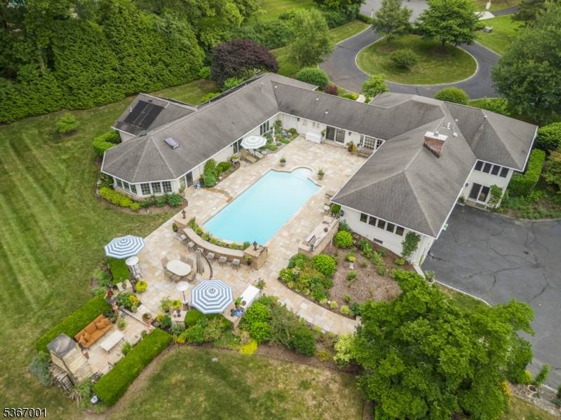 6 Lenape Trl, Peapack Gladstone Boro, NJ 07977