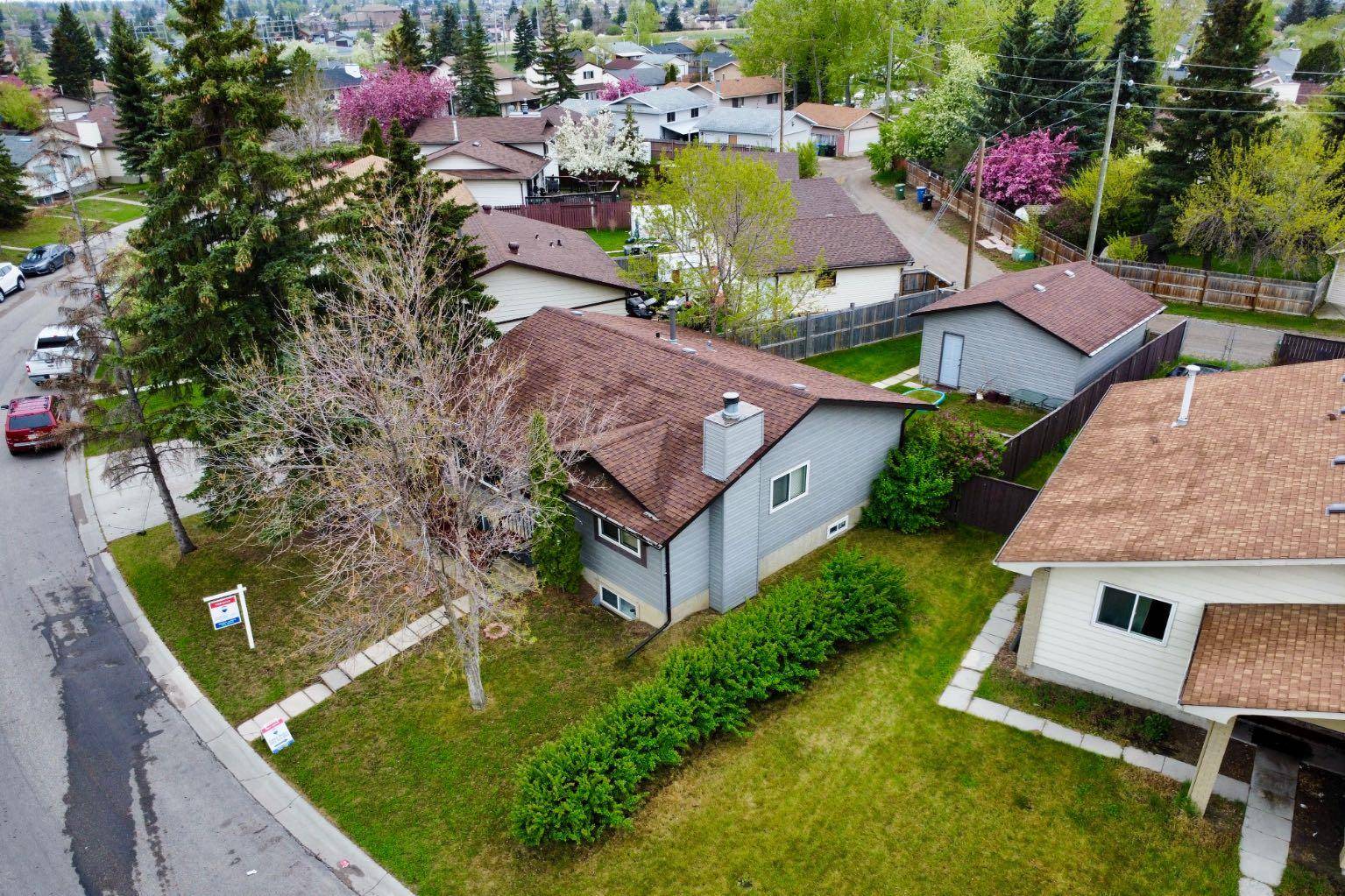 Calgary, AB T3J 1B2,207 Fallswater RD NE
