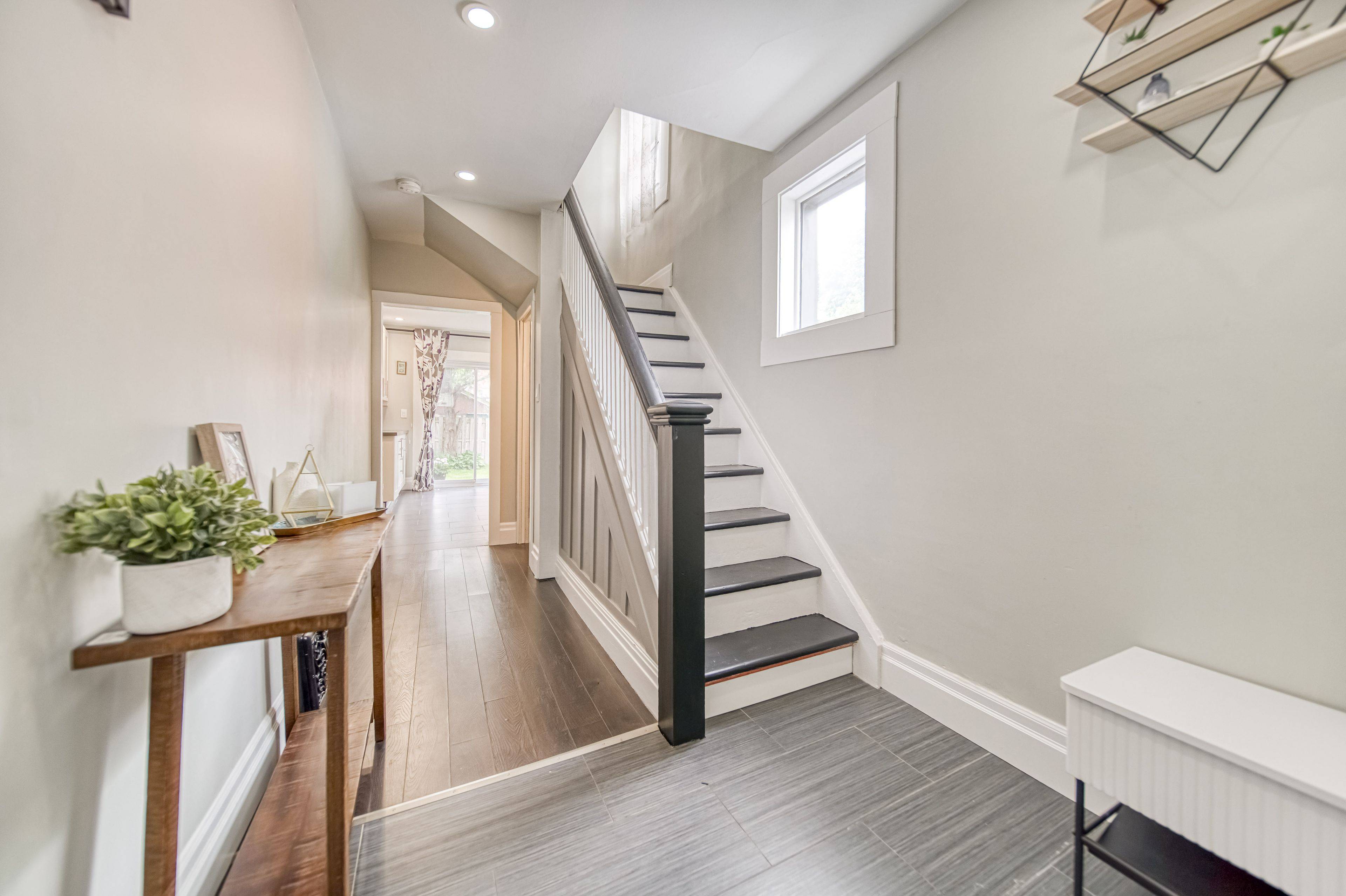 Oshawa, ON L1H 1R3,180 Bruce ST