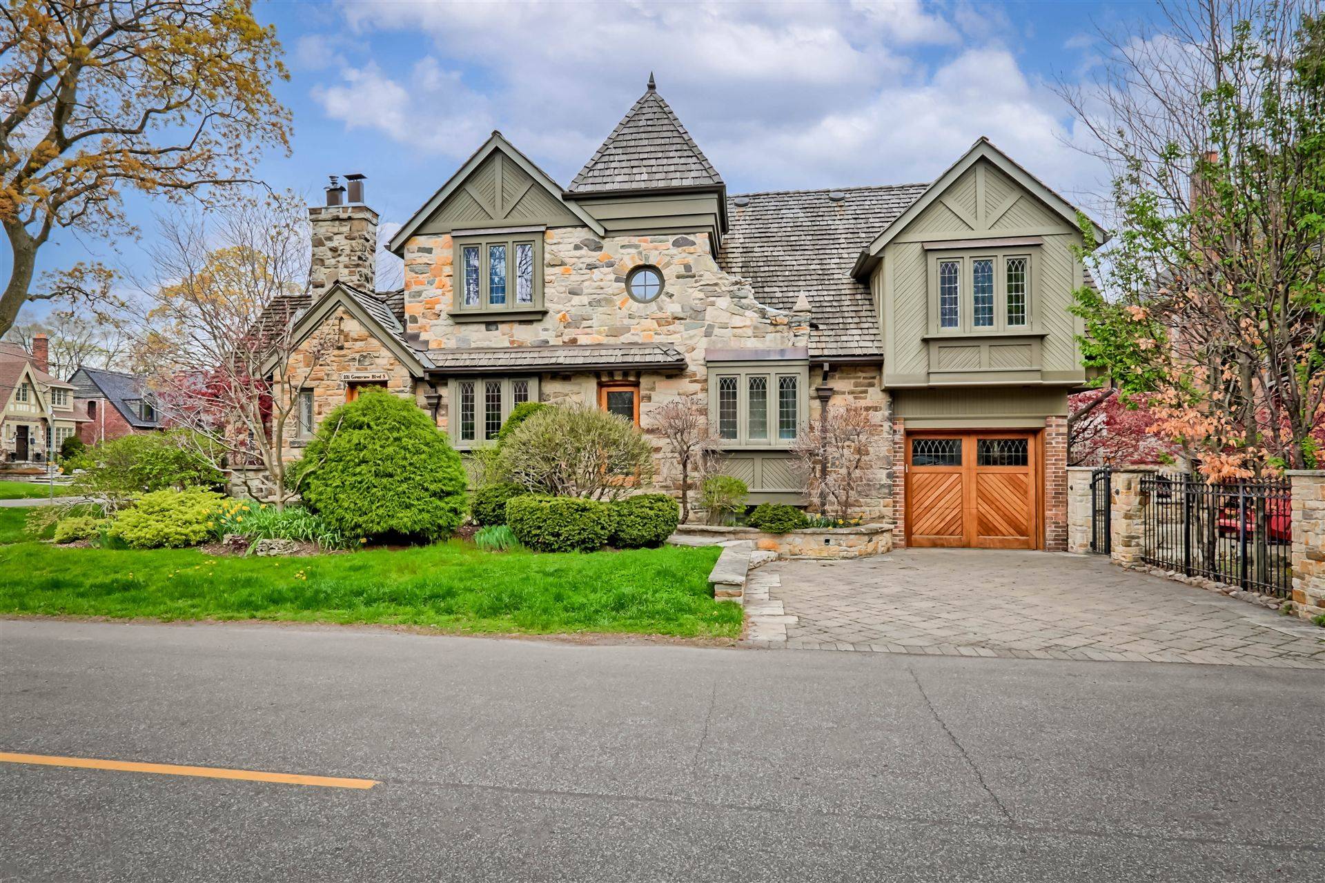 Toronto W07, ON M8Y 3V2,231 Grenview BLVD S