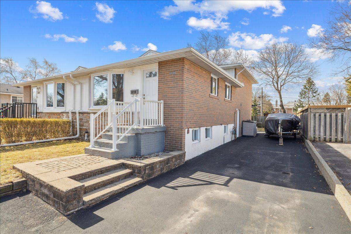 Oakville, ON L6H 2A4,1238 Napier CRES