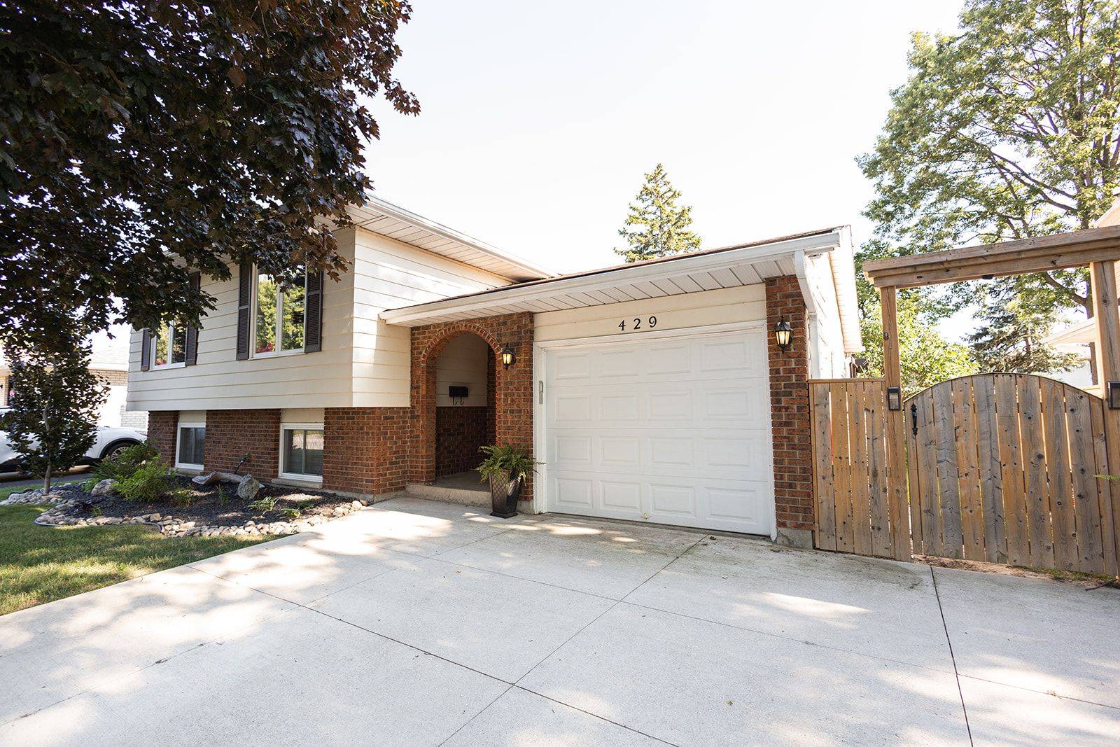 Sarnia, ON N7S 5B2,429 Treewood CRES