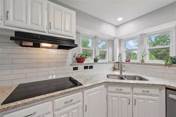 818 Red Oak Drive, Mansfield, TX 76063