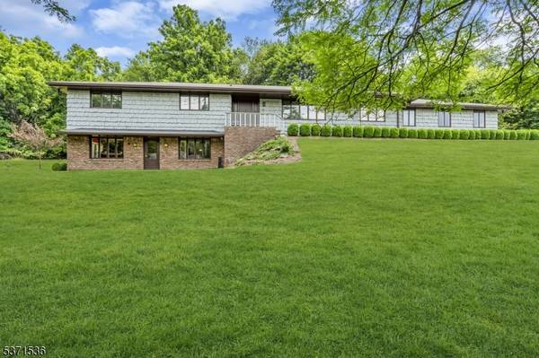 366 E Saddle River Rd, Upper Saddle River Boro, NJ 07458