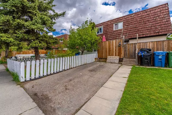 Calgary, AB T2C 0Z7,7646 24A ST SE