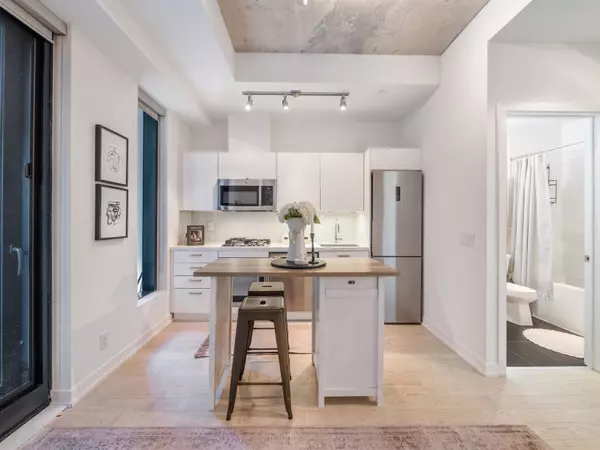 Toronto C01, ON M5V 2H5,11 Charlotte ST #206