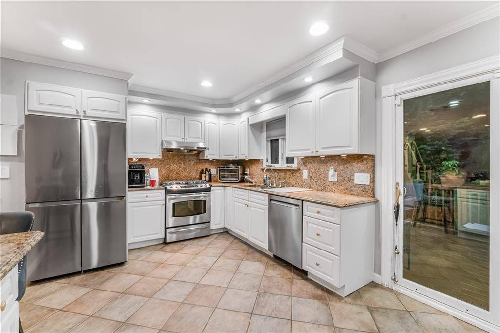 Staten  Island, NY 10305,124 North DR #124