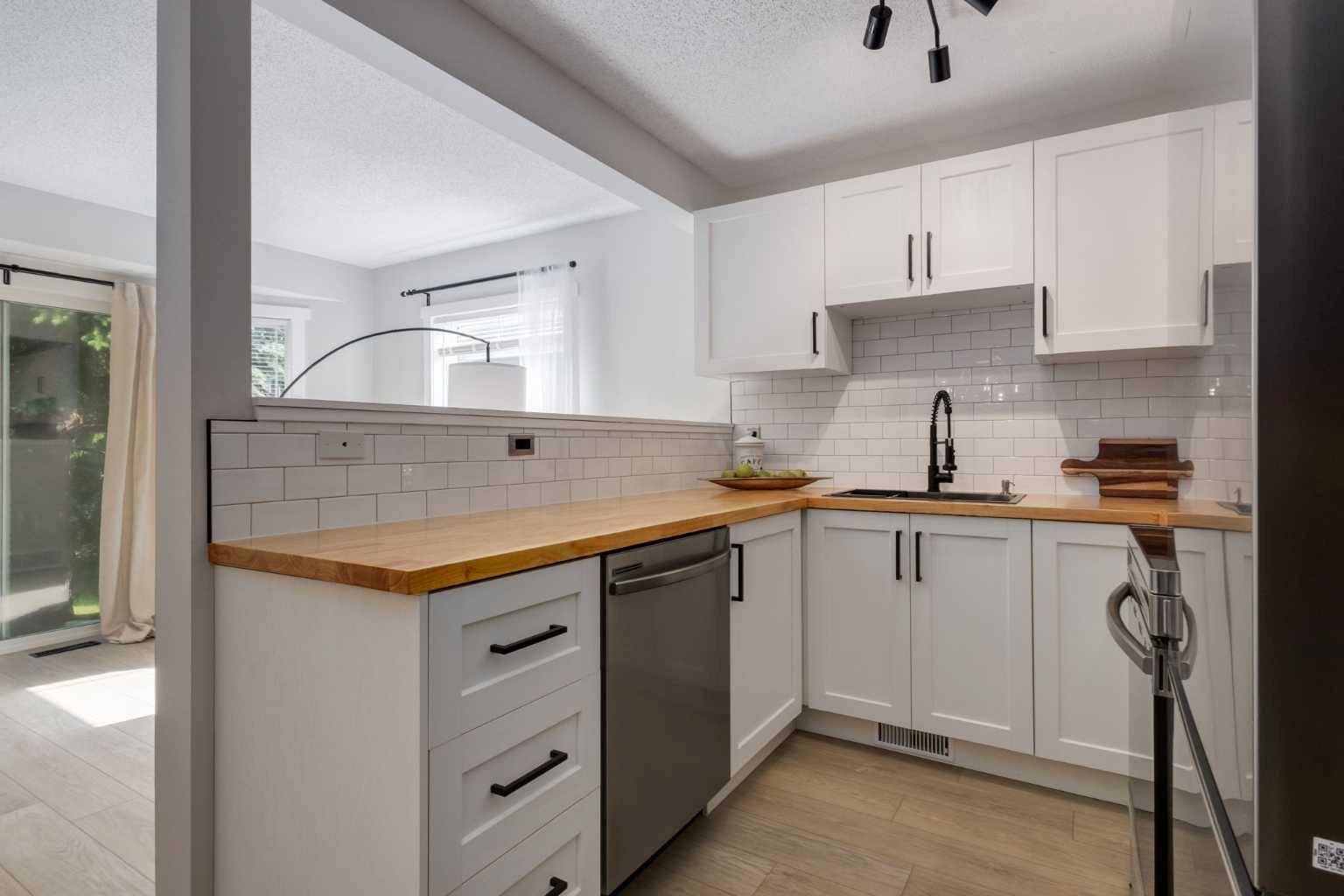 Calgary, AB T2Y 3E8,16 Millrise GN SW