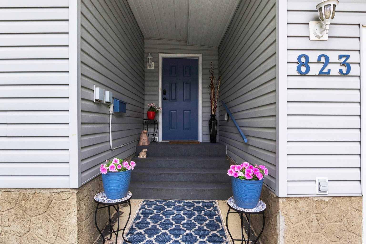 Calgary, AB T2W 1T5,823 Cannell RD Southwest