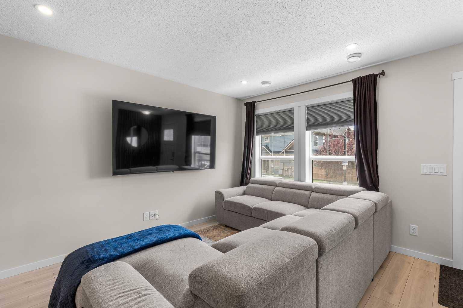 Calgary, AB T3M 3E3,465 Cranbrook SQ Southeast