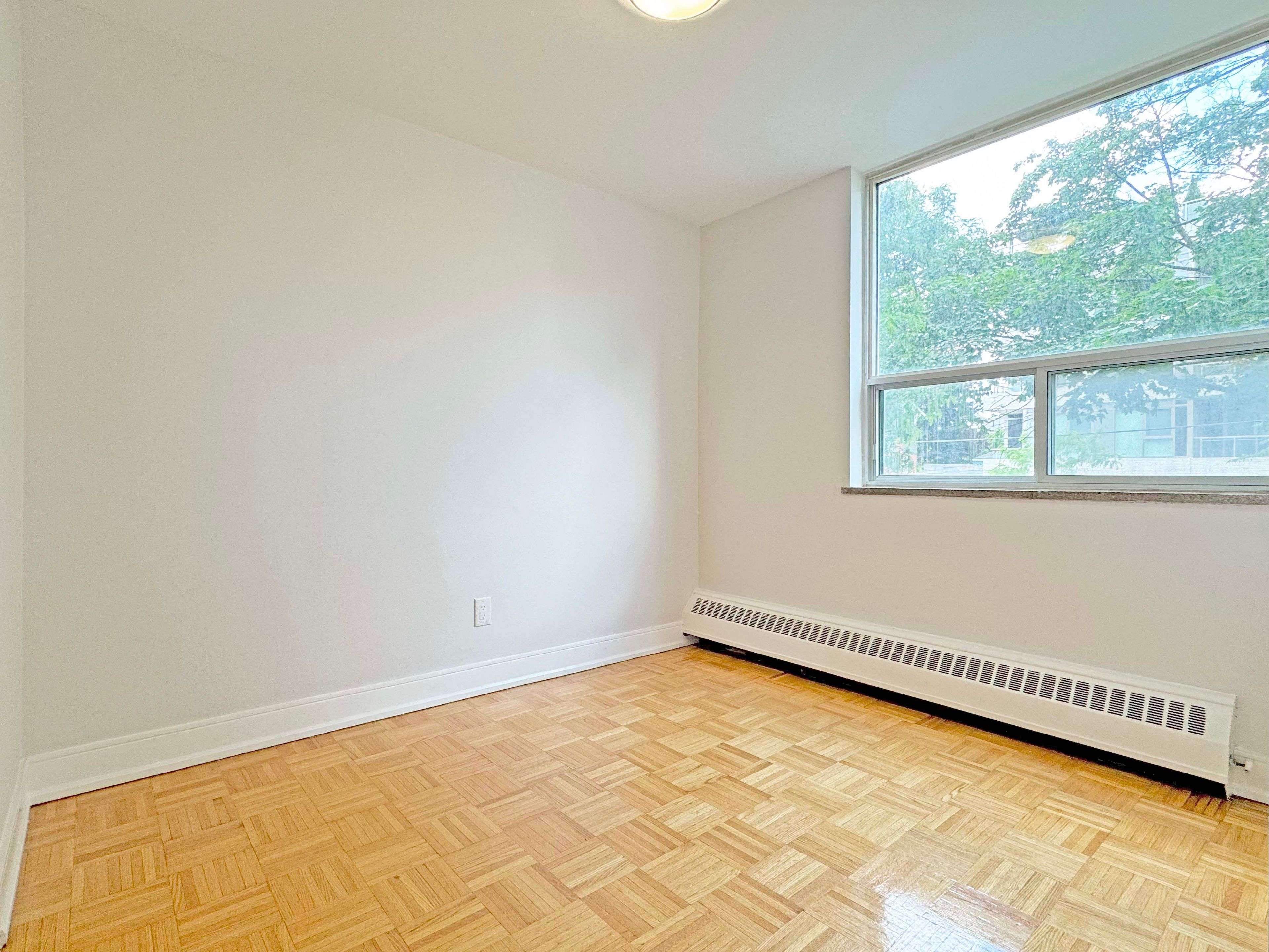 Toronto C10, ON M4P 1M4,490 Eglinton AVE E #206