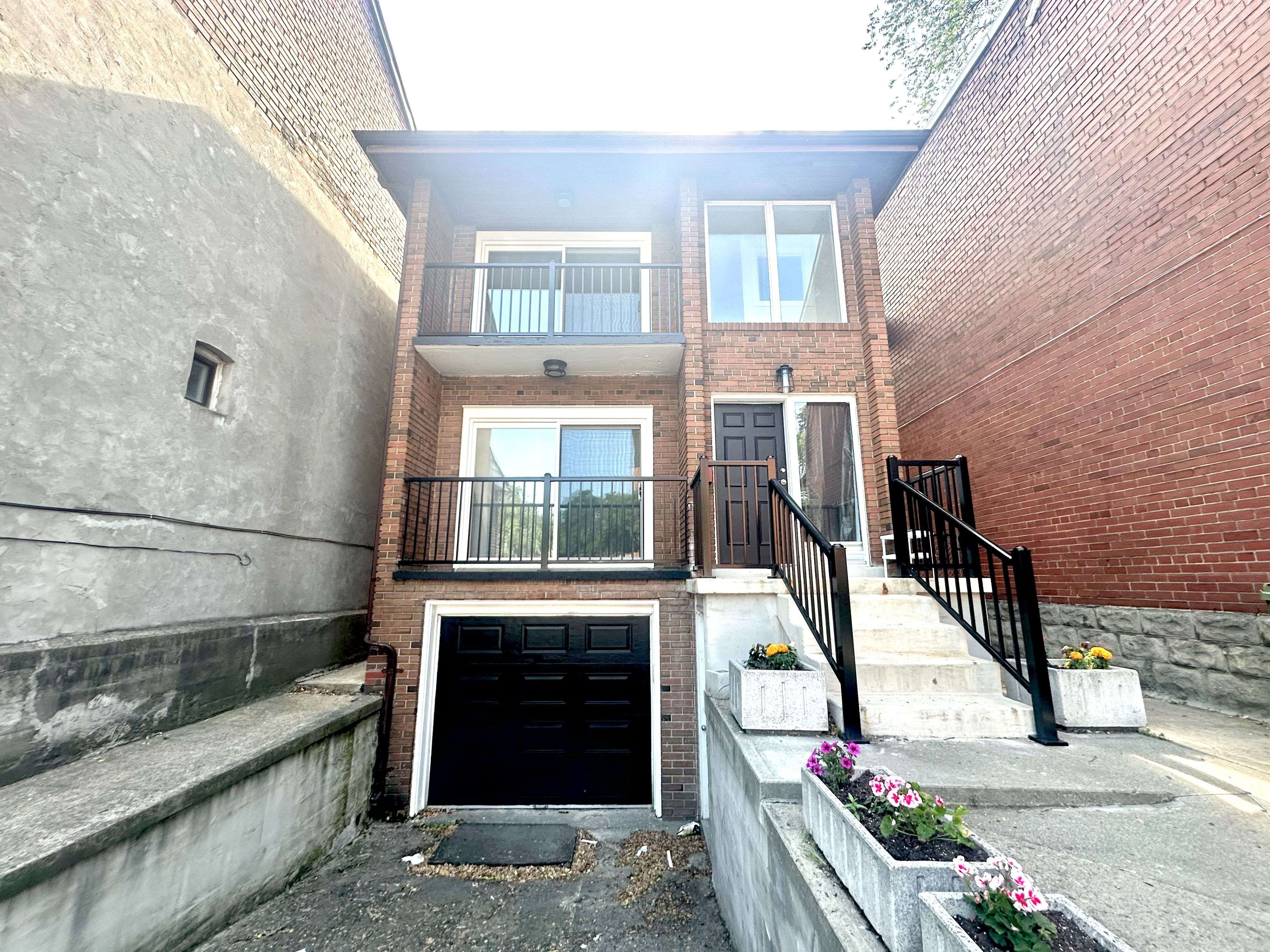 58 Ryerson AVE #Upper 2nd Floor, Toronto C01, ON M5T 1B5