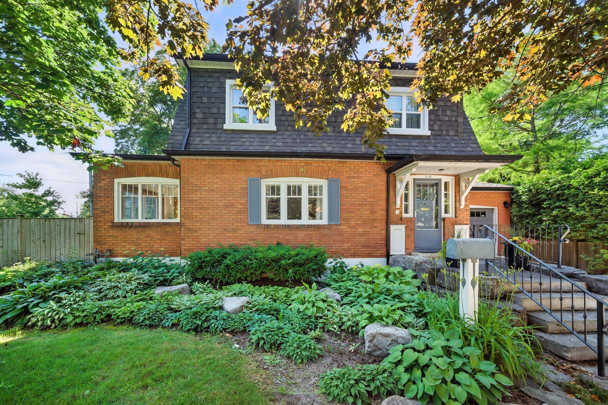 Whitby, ON L1N 4V9,318 Centre ST S