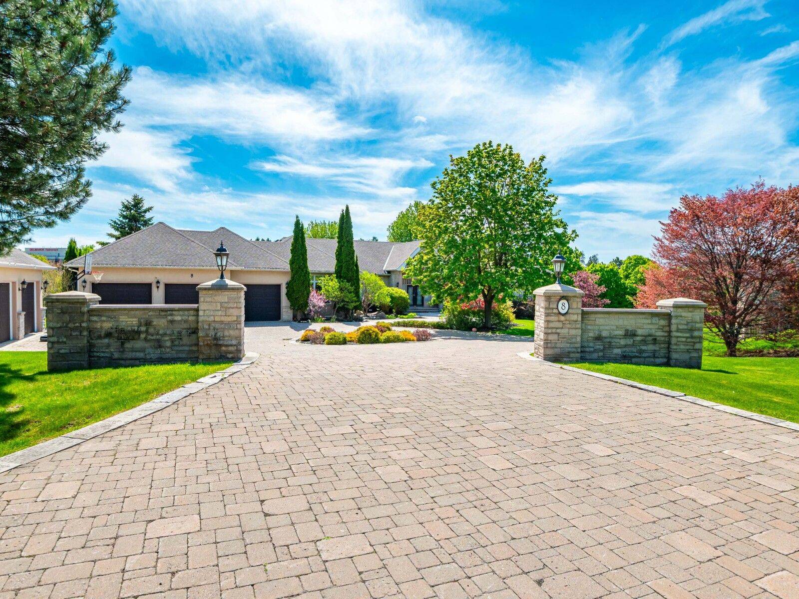 8 Alm CT, Aurora, ON L4G 6W7
