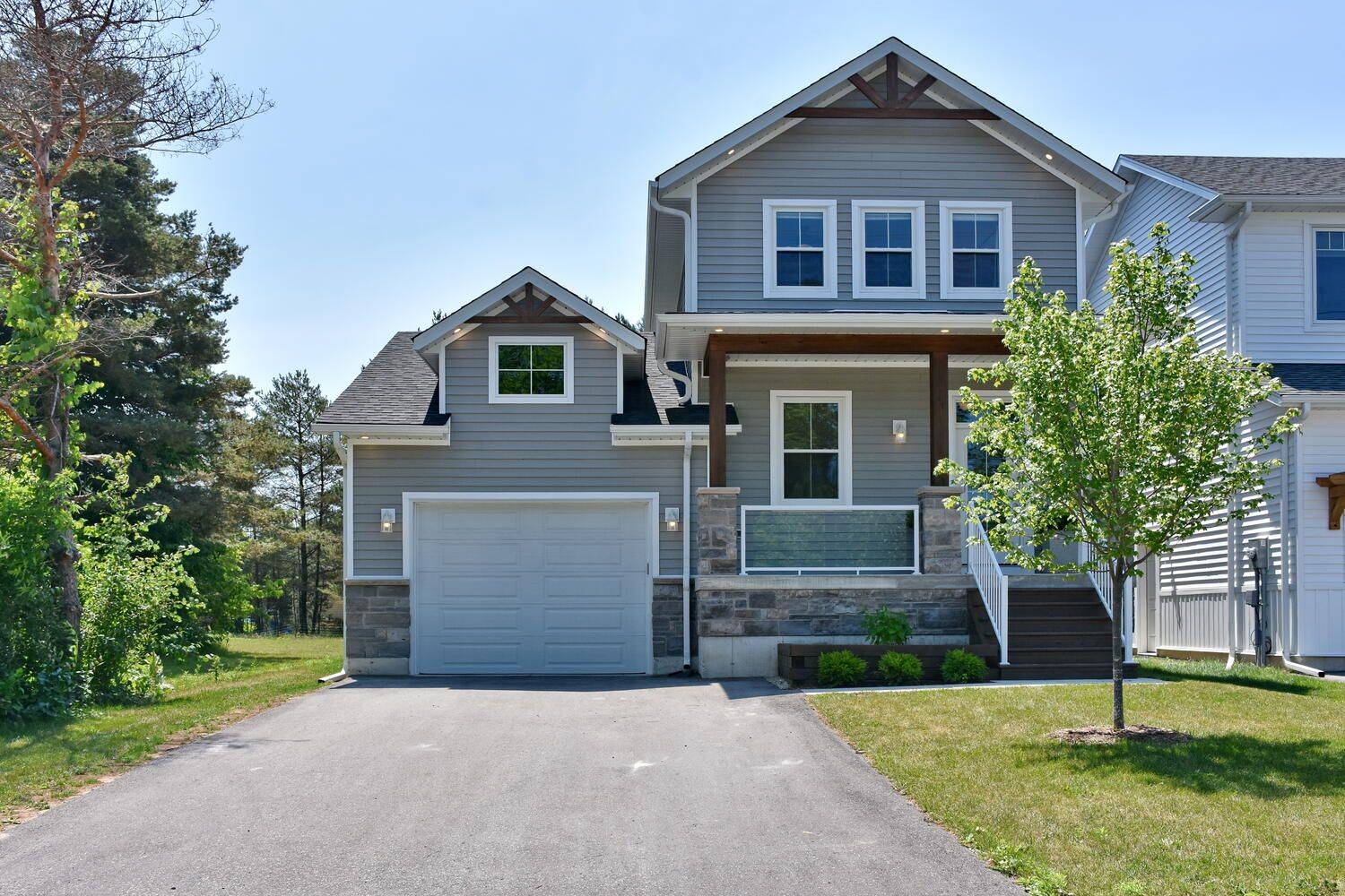 Clearview, ON L0M 1S0,11 LOCKE AVE