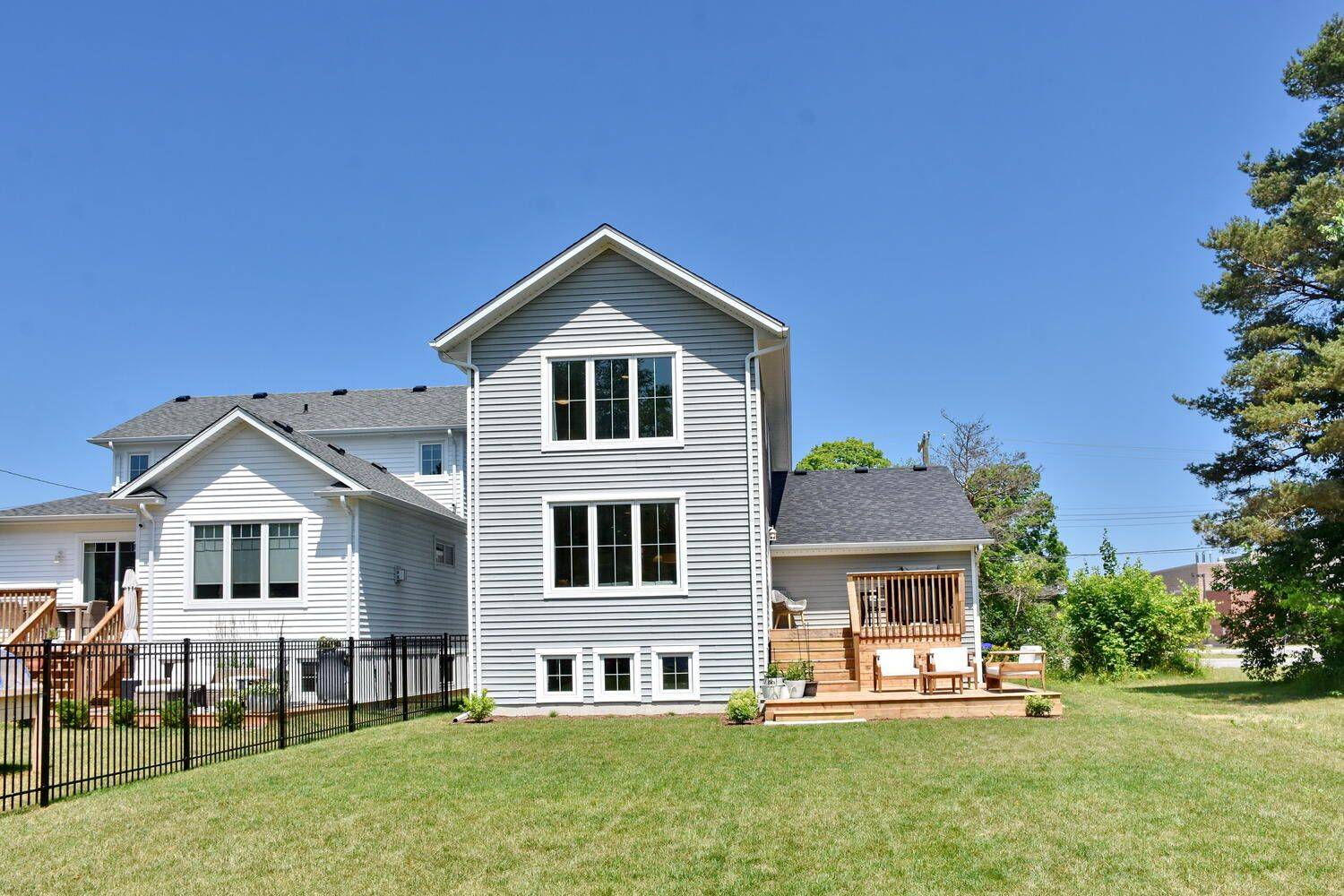 Clearview, ON L0M 1S0,11 LOCKE AVE