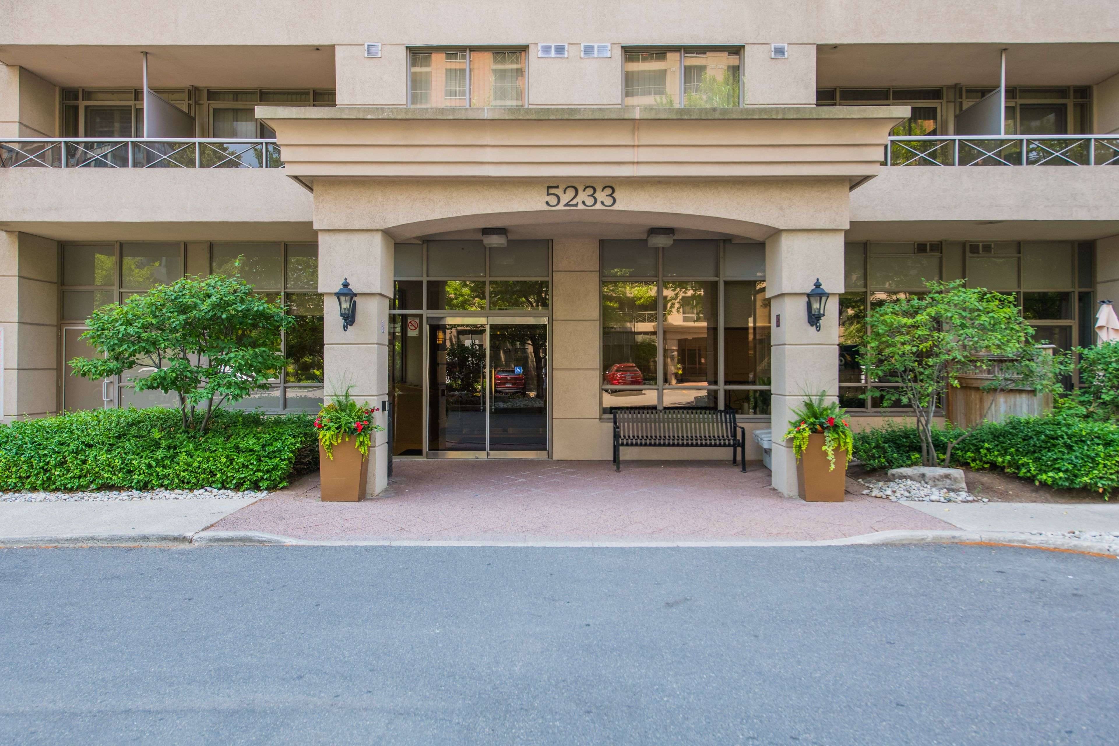 Toronto W08, ON M9B 6M1,5233 Dundas ST W #2324