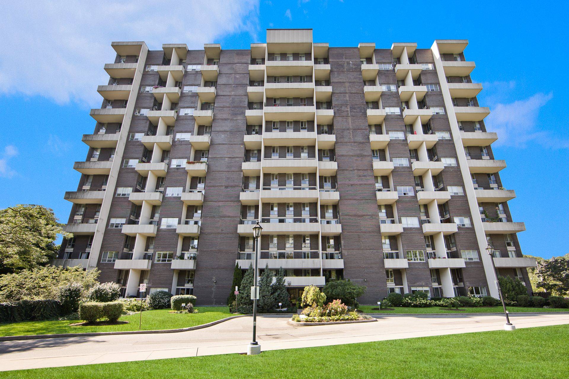 35 Ormskirk AVE #908, Toronto W01, ON M6S 1A8