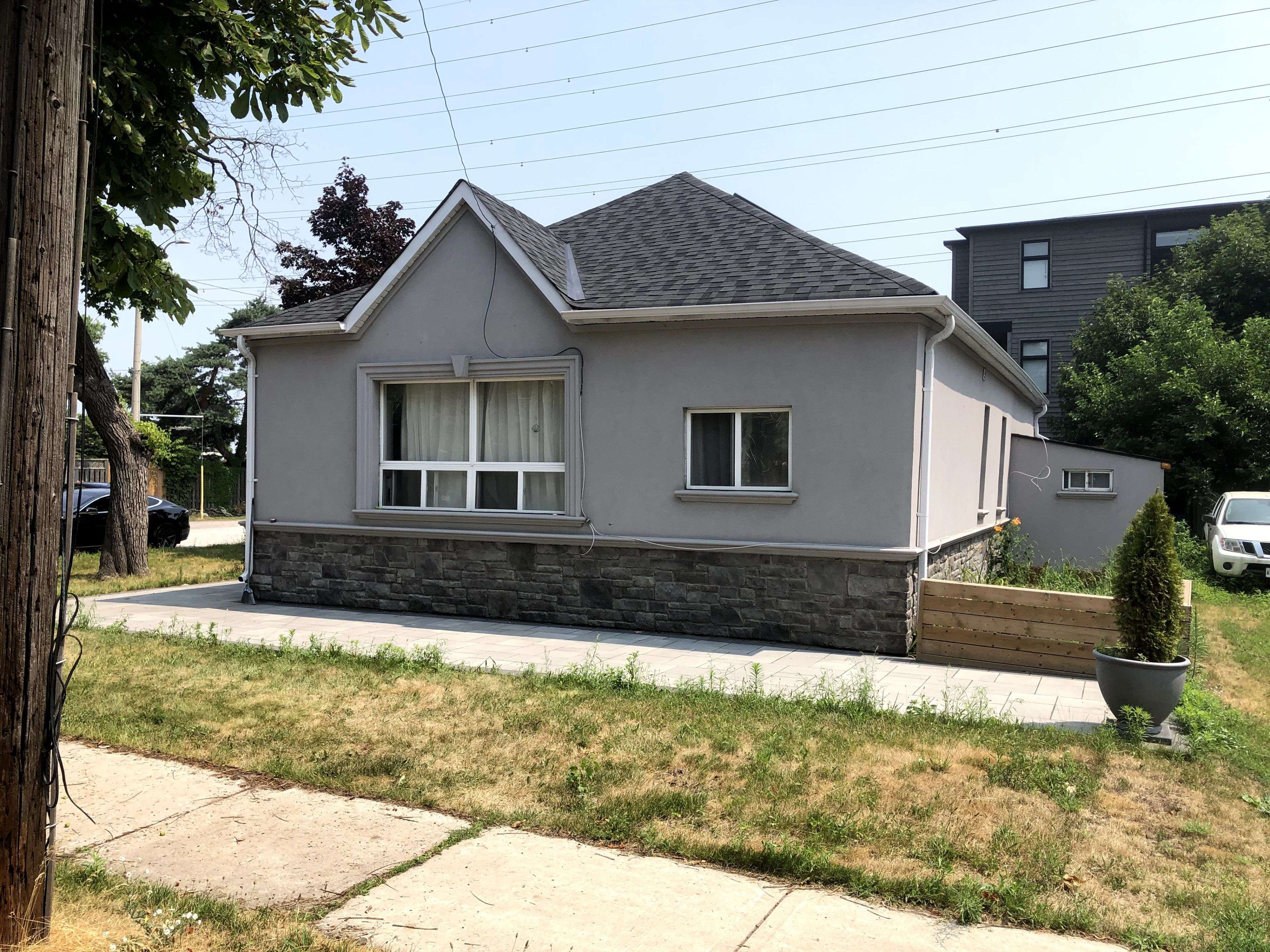 Hamilton, ON L8H 6Z2,831 Beach BLVD