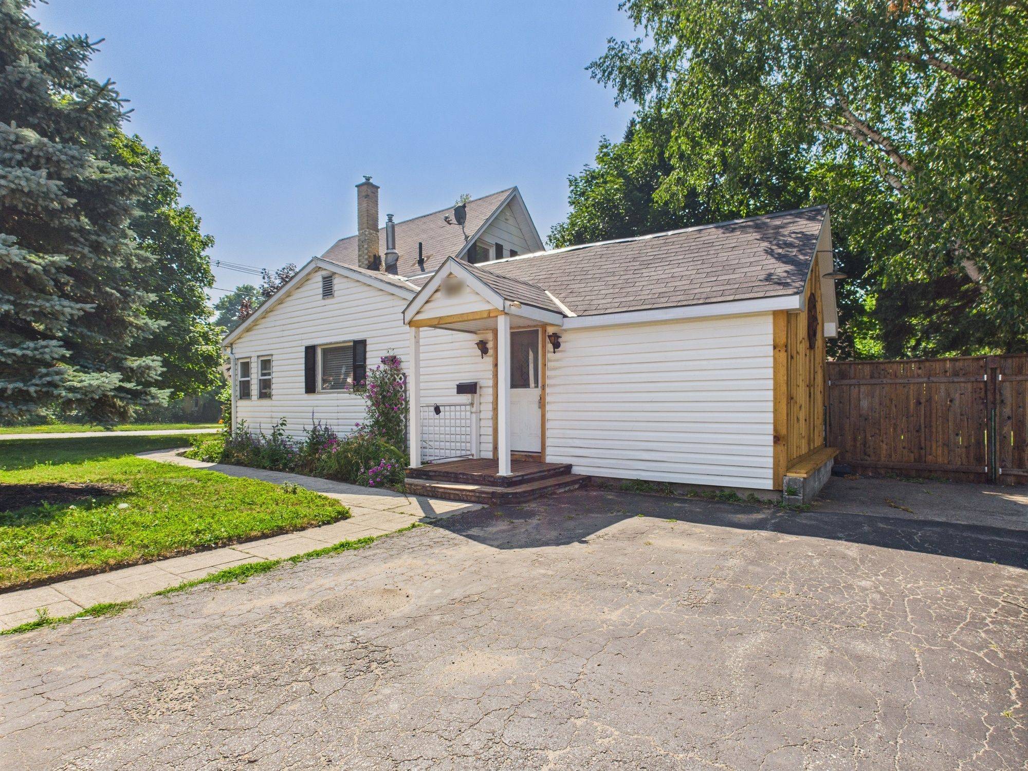 Saugeen Shores, ON N0H 2C4,557 Market ST
