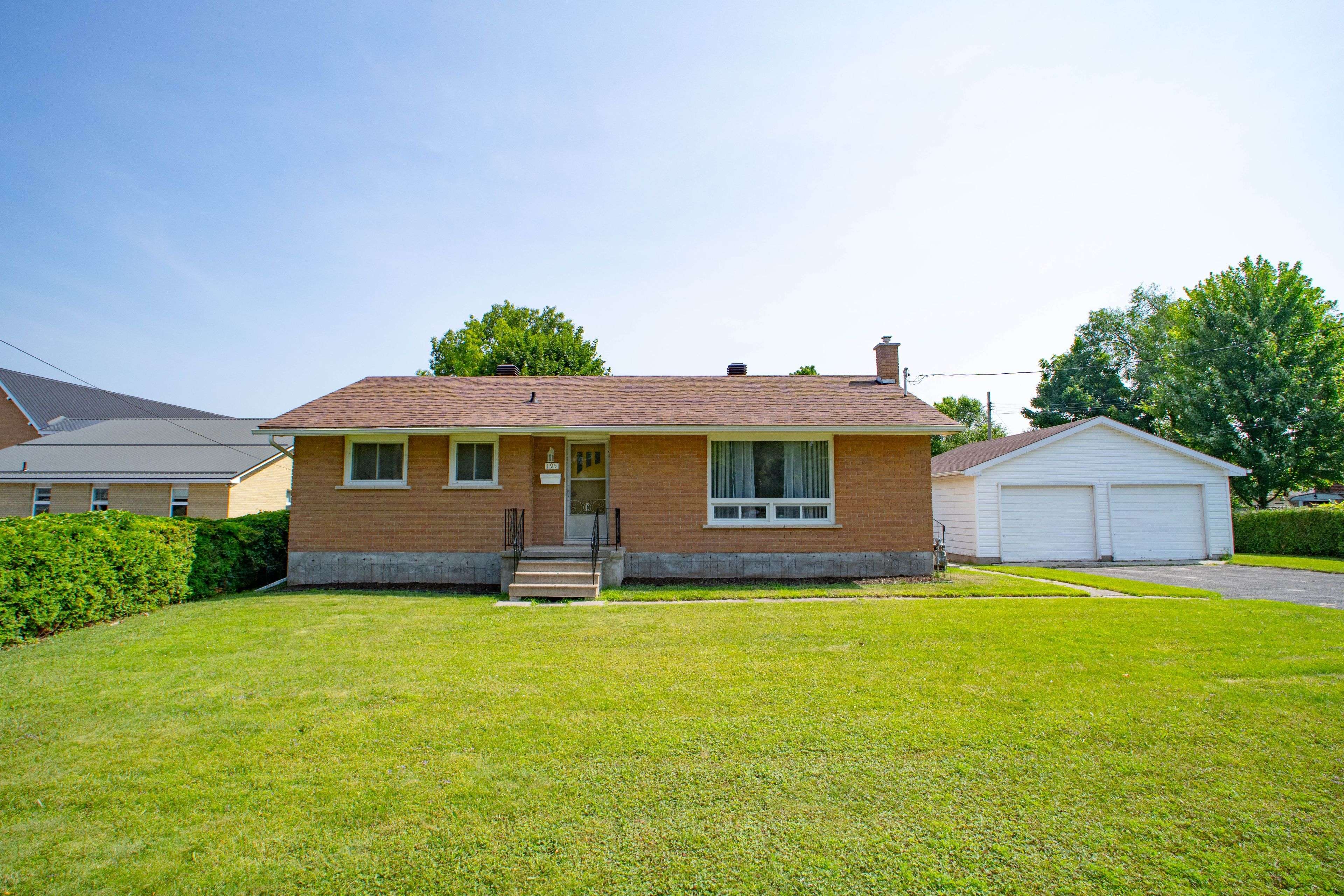 195 Isabella ST, Smiths Falls, ON K7A 4A8