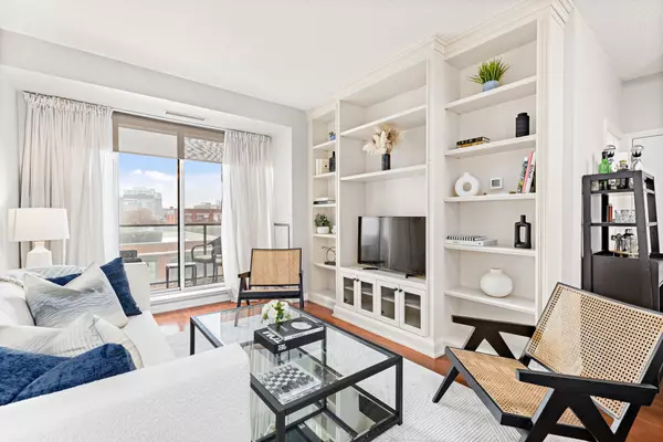 18 Beverley ST #703, Toronto C01, ON M5T 3L2