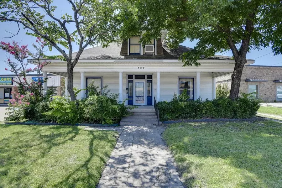 609 Ferris Avenue, Waxahachie, TX 75165