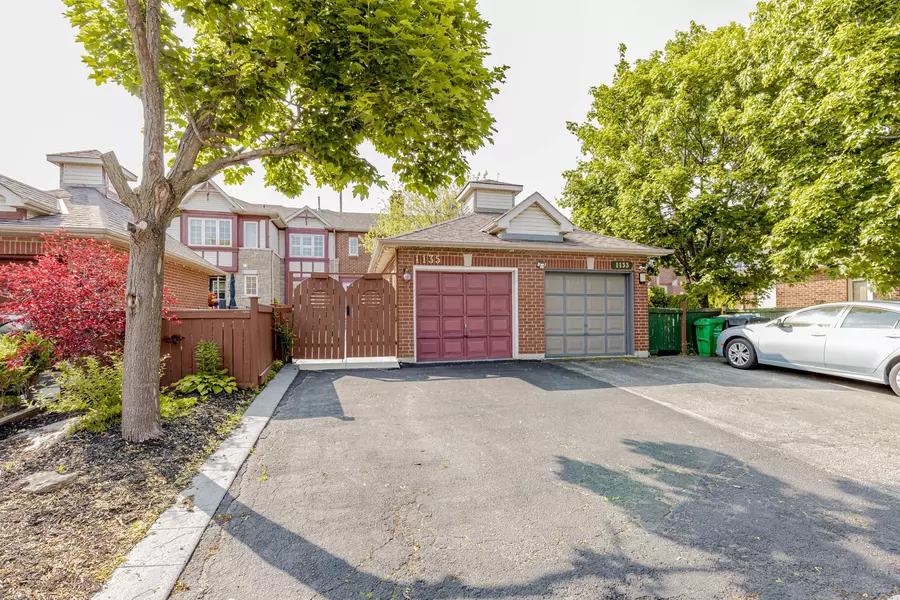 1135 Bellarosa LN, Mississauga, ON L5V 1L3