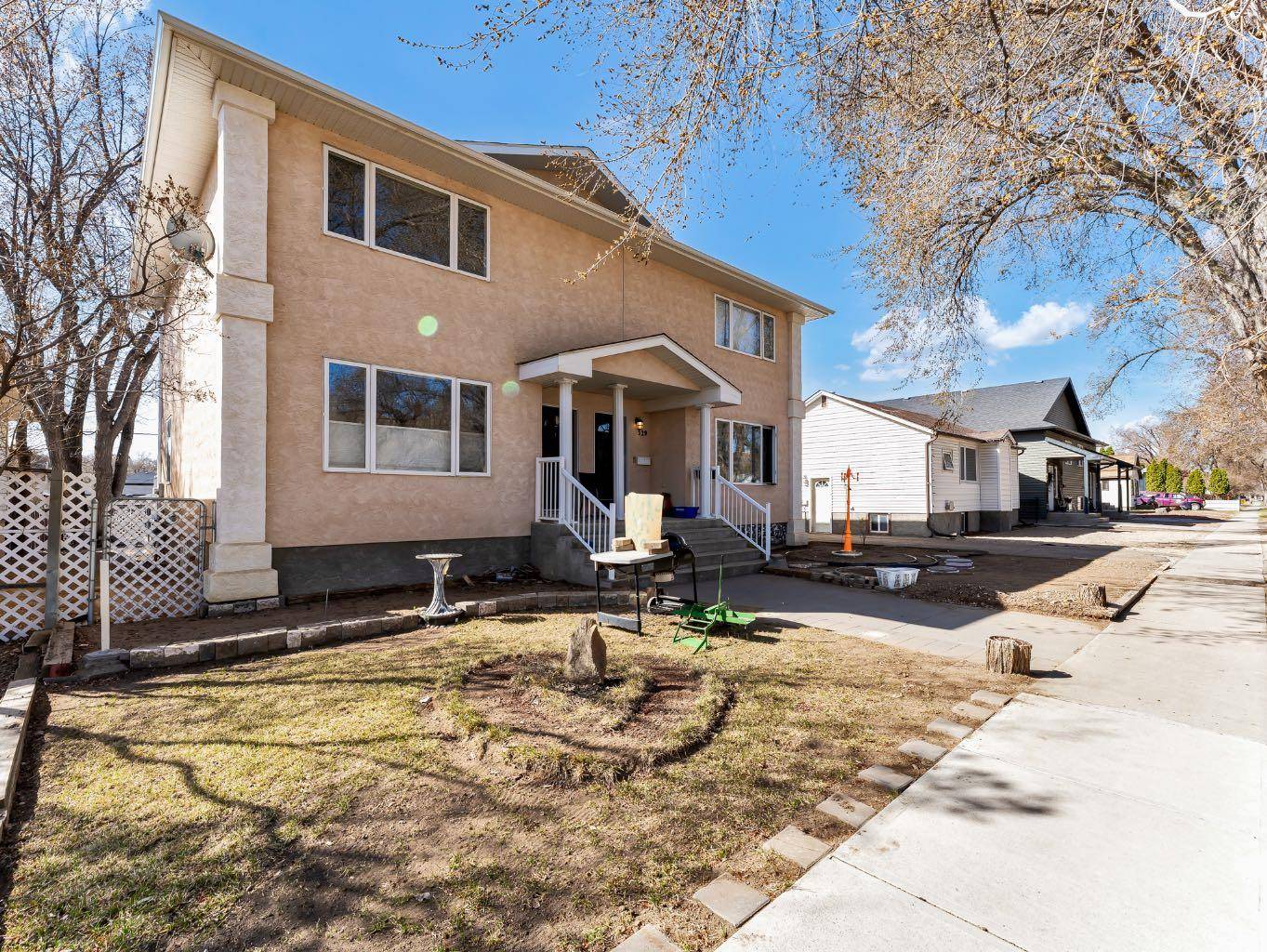 Medicine Hat, AB T1A 6L1,327/329 3 ST NW