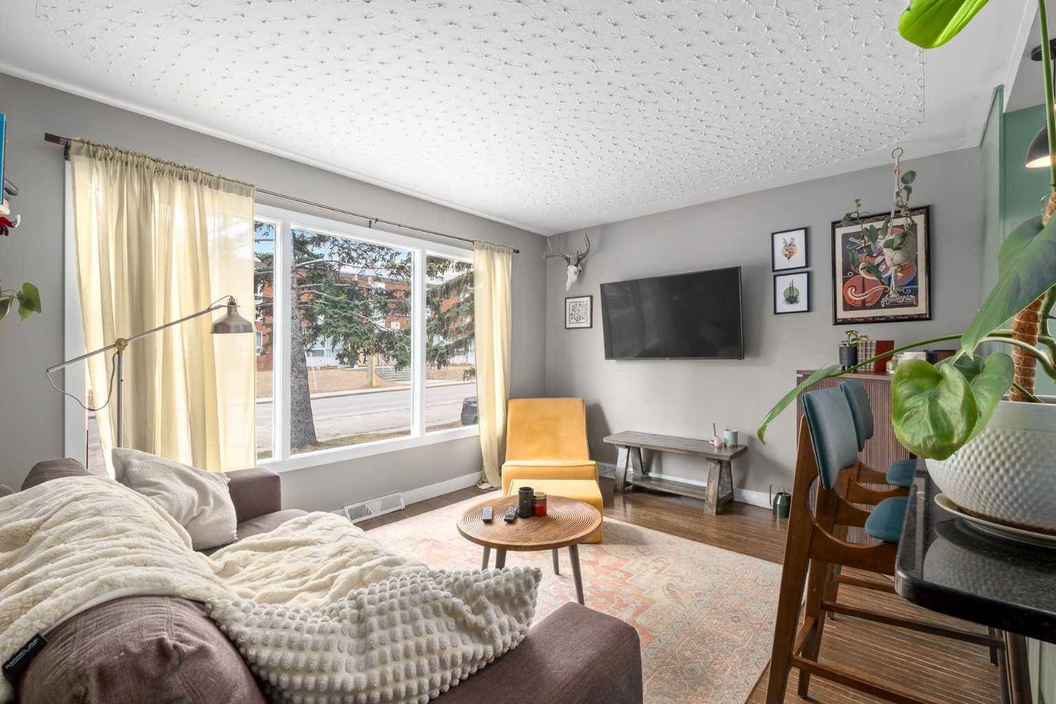 Calgary, AB T3C 0G7,4424 8 AVE SW