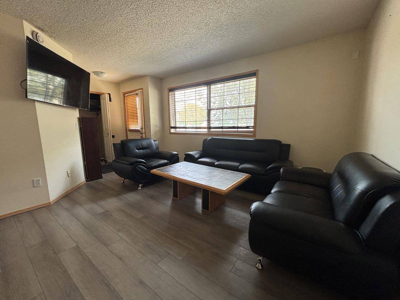 Calgary, AB T2Y5J7,8 Everridge SQ SW #106